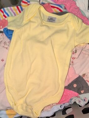 ❤️‍🔥10/$10❤️‍🔥 Baby Little Beginnings Yellow Onesie Size 0-3M